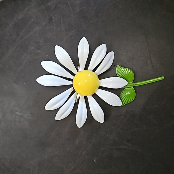 Jewelry - Enamel daisy brooch pin